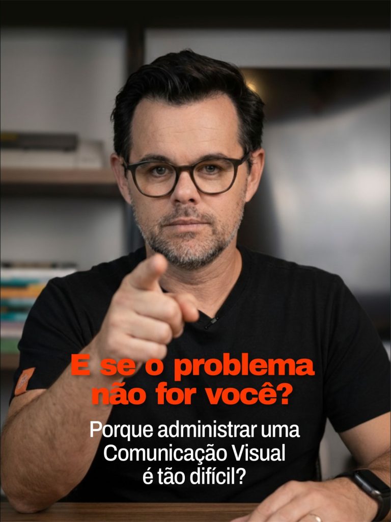 empresário de comunicação visual pensando em como administrar sua empresa