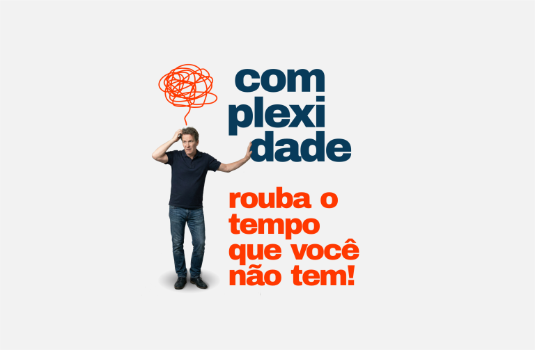 Maicol Souza apontando para a cabeça, ilustrando o artigo Complexidade rouba o tempo que você não tem